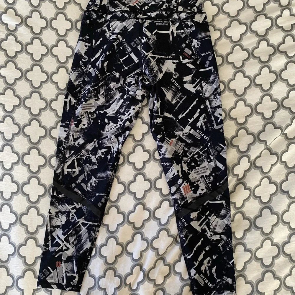 Zero Gravity Leggings - Picture 2 of 10
